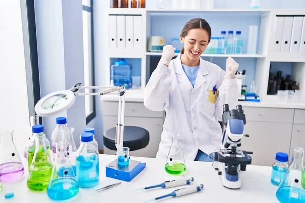 과학자 실험실에서 일하고 여자는 성공을 소리를 지르면서 제스처를 행복하고 흥분했습니다 — 스톡 사진