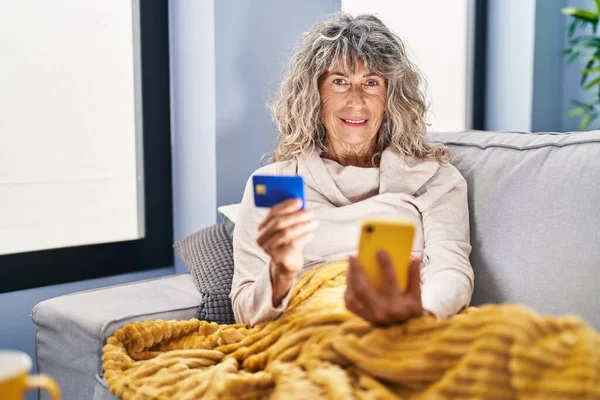 Mujer Mediana Edad Con Teléfono Inteligente Tarjeta Crédito Sentado Sofá — Foto de Stock