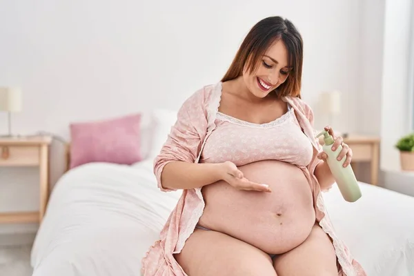 Młoda Kobieta Ciąży Stosująca Leczenie Skóry Brzuch Sypialni — Zdjęcie stockowe