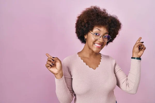 Pembe Arka Planda Duran Genç Afro Amerikan Kadın Parmaklarıyla Farklı — Stok fotoğraf