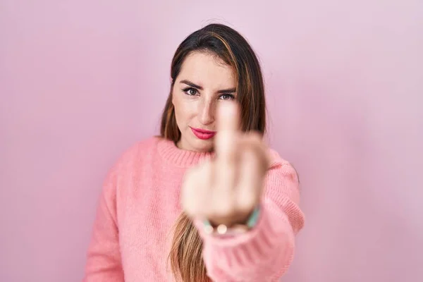 Young Hispanic Woman Standing Pink Background Showing Middle Finger Impolite — Stock fotografie