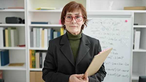 Mature Hispanic Woman Teacher Standing White Board Clipboard Library University — ストック写真