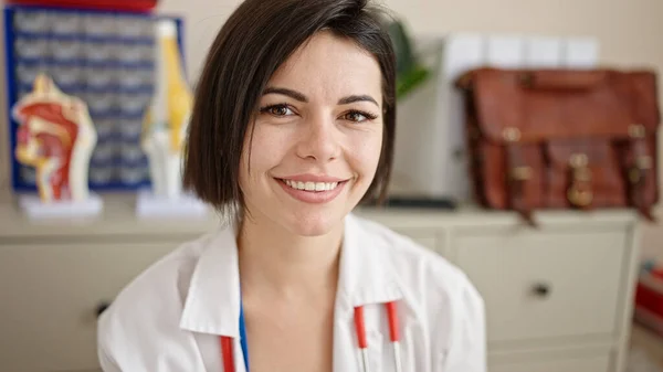 Young Caucasian Woman Doctor Sitting Desk Smiling Clinic — Stock Photo, Image