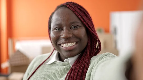 Saçları Örgülü Gülümseyen Özgüvenli Bir Afrikalı Kadın Yeni Evinde Fotoğraf — Stok fotoğraf