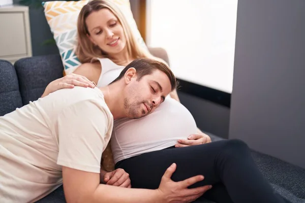 Muž Žena Pár Poslech Baby Zvuk Sedí Pohovce Doma — Stock fotografie