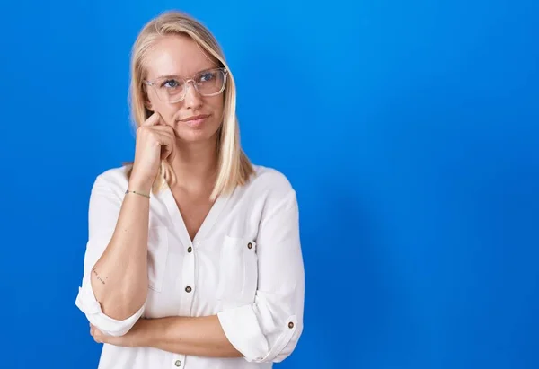 Young Caucasian Woman Standing Blue Background Hand Chin Thinking Question — Fotografia de Stock