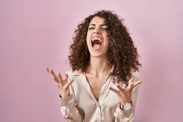 Hispanic Woman Curly Hair Standing Pink Background Crazy Mad Shouting — Zdjęcie stockowe