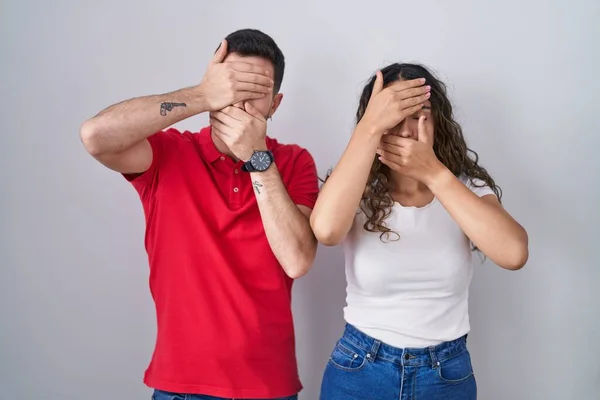 Young Hispanic Couple Standing Isolated Background Covering Eyes Mouth Hands — Stock Photo, Image