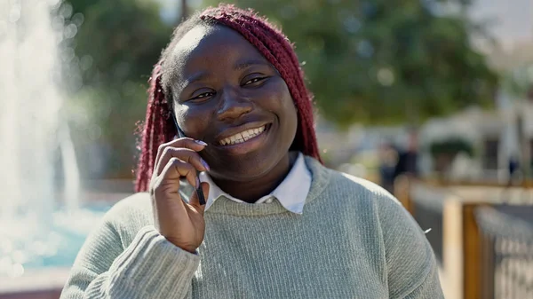 Африканская Женщина Косичками Говорит Телефону Парке — стоковое фото