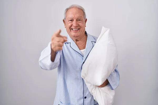 Beyaz Saçlı Pijamalı Yastıklı Yaşlı Adam Seni Kamerayı Parmaklarıyla Göstererek — Stok fotoğraf