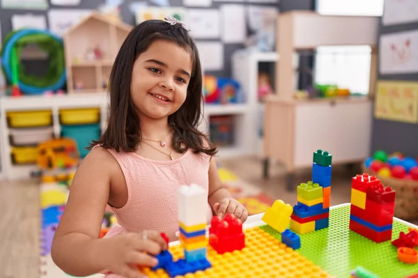 Чарівна Іспаномовна Дівчина Грає Будівельними Блоками Сидячи Столі Дитячому Саду — стокове фото