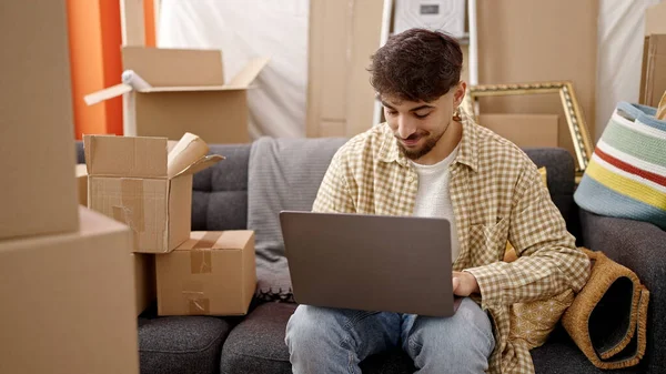 Jovem Árabe Homem Sorrindo Confiante Usando Laptop Nova Casa — Fotografia de Stock