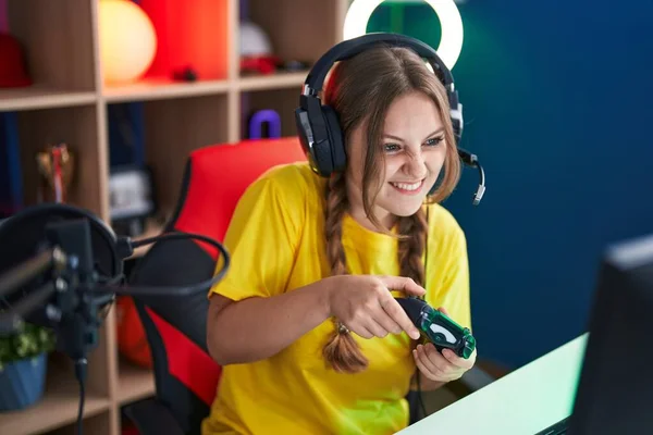 若いですブロンド女性ストリーマー遊びビデオゲームを使用してジョイスティックでゲームルーム — ストック写真