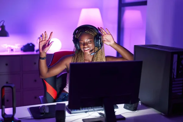 アフリカ系アメリカ人女性のストリーマーがゲームルームで音楽やダンスを聴く — ストック写真