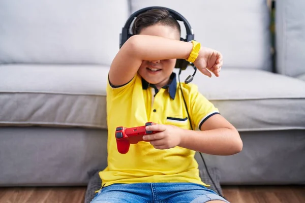Mladý Hispánec Hraje Videohru Ovladačem Sluchátkách Vesele Usmívá Když Dívá — Stock fotografie