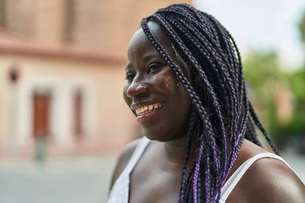 Afro Amerikalı Kadın Gülümsüyor Kendinden Emin Bir Şekilde Caddeye Bakıyor — Stok fotoğraf