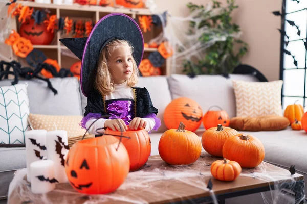 Adorável Menina Loira Vestindo Traje Bruxa Tendo Festa Halloween Casa — Fotografia de Stock
