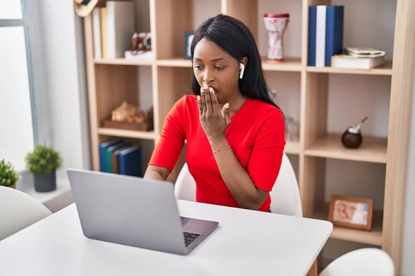 Evde Dizüstü Bilgisayar Kullanan Afrikalı Genç Bir Kadın Ağzını Eliyle — Stok fotoğraf