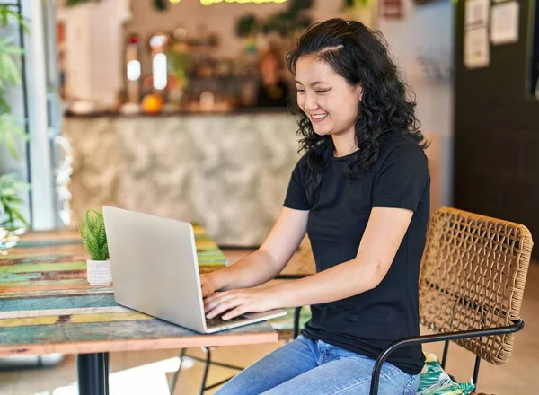 Young Chinese Woman Using Laptop Sitting Table Restaurant —  Fotos de Stock