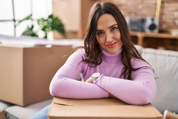 Jonge Latino Vrouw Glimlachen Zelfverzekerd Leunend Pakket Nieuw Huis — Stockfoto