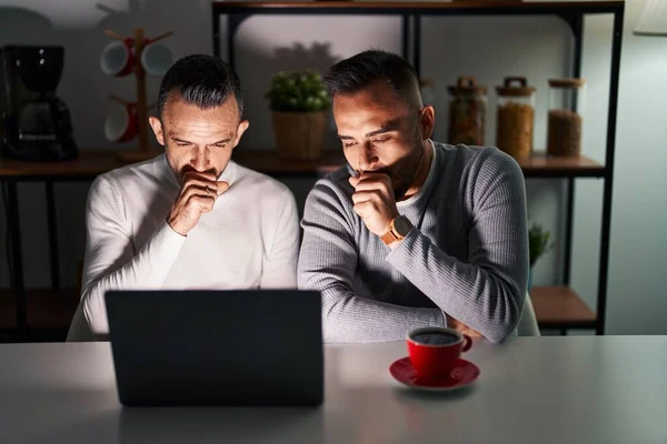 Homoseksueel Koppel Met Behulp Van Computer Laptop Zich Onwel Voelen — Stockfoto