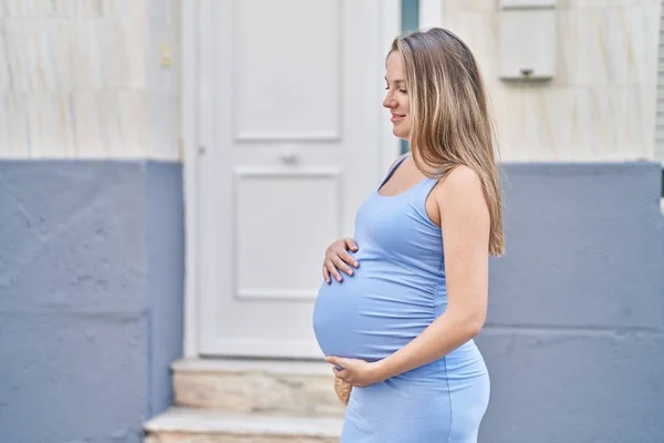 Ung Gravid Kvinna Ler Säker Röra Magen Gatan — Stockfoto