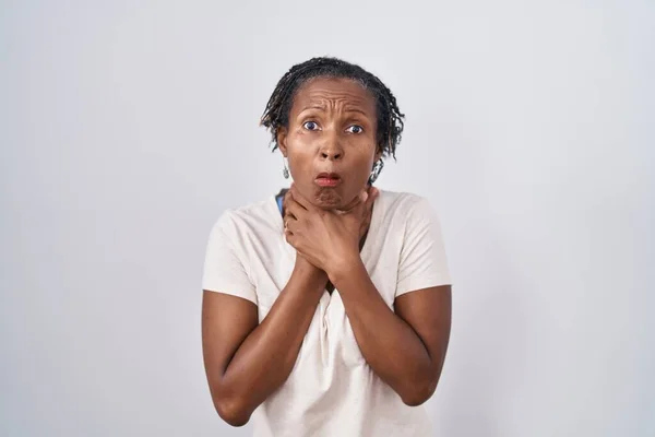 Mujer Africana Con Rastas Pie Sobre Fondo Blanco Gritando Sofocándose — Foto de Stock