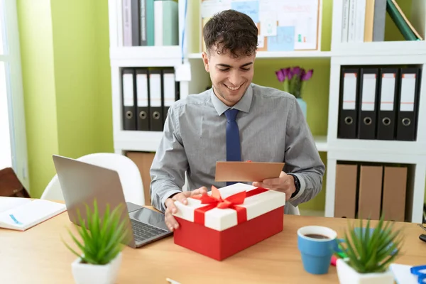 Young Hispanic Man Business Worker Unpacking Gift Holding Letter Office — Stock Fotó