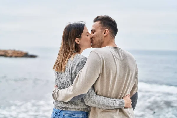 Erkek Kadın Çift Sahilde Öpüşürken Birbirlerine Sarılıyorlar — Stok fotoğraf
