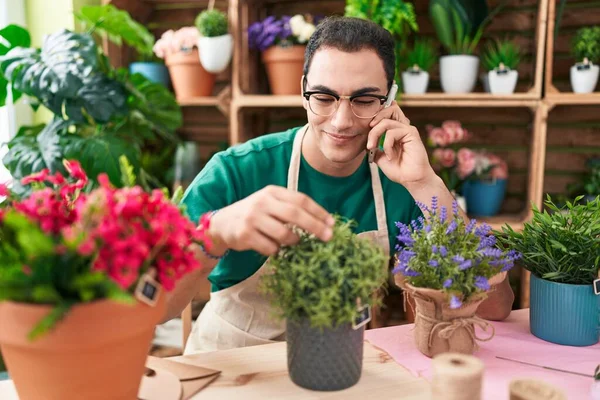 Jonge Spaanse Man Bloemist Praten Smartphone Aanraken Plant Bloemenwinkel — Stockfoto