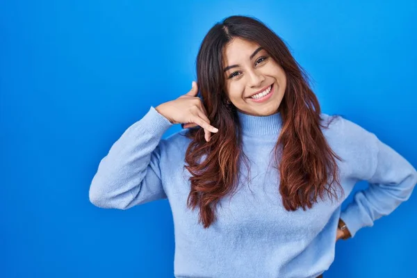 Hispanic Young Woman Standing Blue Background Smiling Doing Phone Gesture — Stock Photo, Image