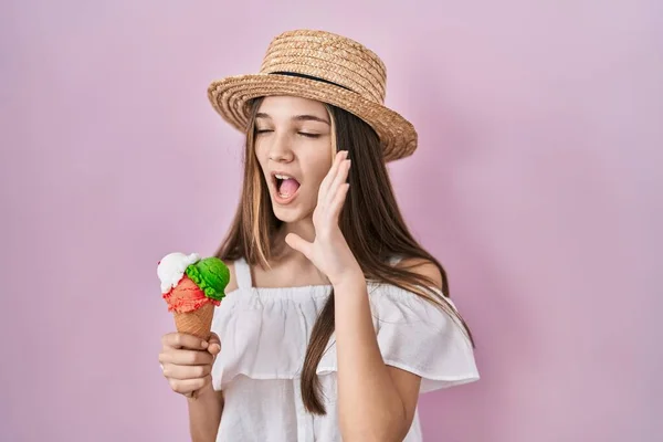 10代の少女はアイスクリームの叫びを保持し 口の中で手で横に大声で叫んでいます コミュニケーションの概念 — ストック写真