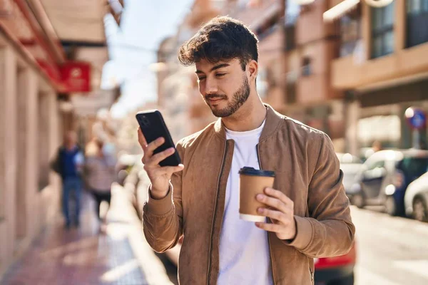 Joven Hispano Usando Smartphone Bebiendo Café Calle —  Fotos de Stock