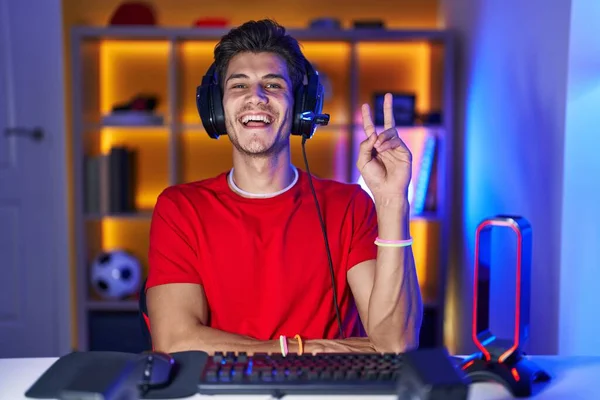 Fiatal Spanyol Férfi Videojátékozik Mosolyogva Boldog Arccal Kacsint Kamerára Győzelmi — Stock Fotó