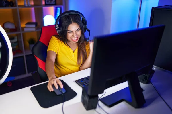 Mladý Krásný Arab Žena Streamer Hrát Videohru Vítězným Výrazem Herně — Stock fotografie