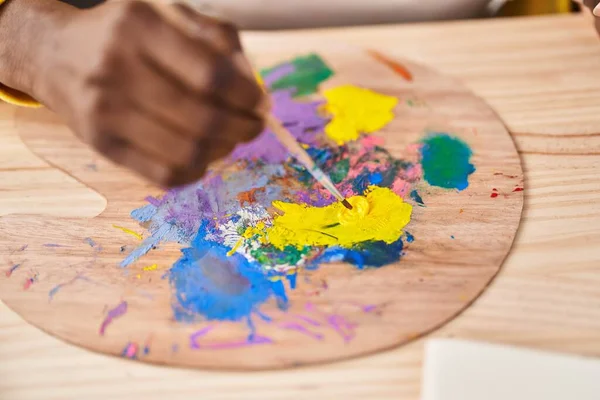 非洲裔美国妇女艺术家在艺术工作室混合色彩 — 图库照片
