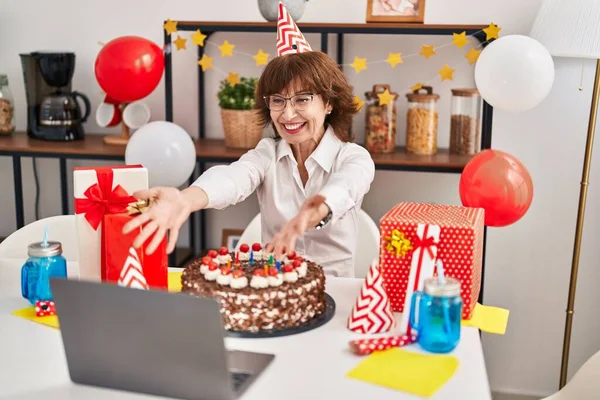 Kobieta Średnim Wieku Świętuje Urodziny Mając Wideo Połączenie Domu — Zdjęcie stockowe