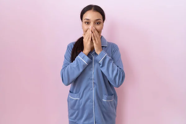 Jeune Femme Arabe Pyjama Bleu Riant Embarrassé Rire Couvrant Bouche — Photo