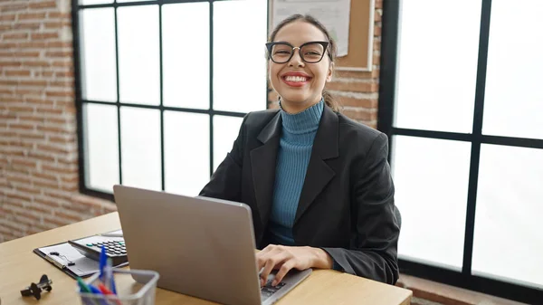 Young Beautiful Hispanic Woman Business Worker Using Laptop Working Office — Stok fotoğraf