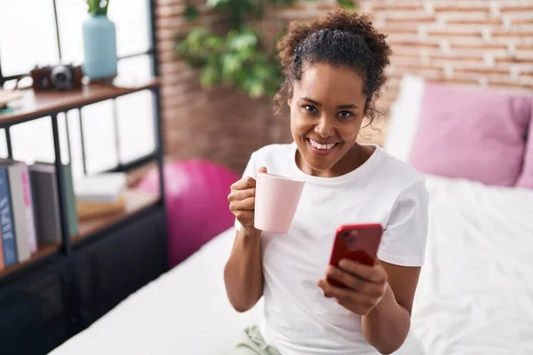 Africano Americano Mulher Usando Smartphone Beber Café Quarto — Fotografia de Stock