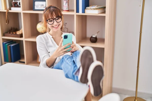 Young Woman Using Smartphone Sitting Table Home — Stock Fotó