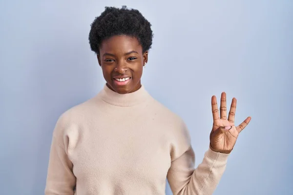 Afrikansk Amerikansk Kvinna Står Över Blå Bakgrund Visar Och Pekar — Stockfoto