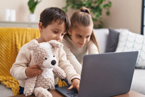 Αξιολάτρευτο Αγόρι Και Κορίτσι Που Χρησιμοποιούν Φορητό Υπολογιστή Κάθεται Στον — Φωτογραφία Αρχείου