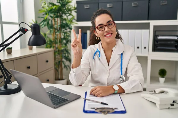 Ung Latinamerikansk Kvinna Bär Läkare Uniform Och Stetoskop Visar Och — Stockfoto
