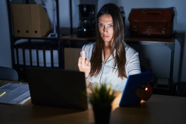 Young Brunette Woman Working Office Night Showing Middle Finger Impolite — Stok fotoğraf
