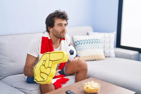 Evdeki Kanepede Oturan Spanyol Futbolu Takımını Destekleyen Genç Adam — Stok fotoğraf