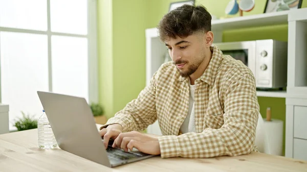 Молодий Арабський Чоловік Використовує Ноутбук Сидячи Столі Вдома — стокове фото