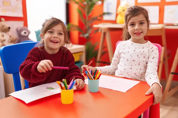 스러운 유치원 여학생들 유치원에서 종이를 그리며 — 스톡 사진