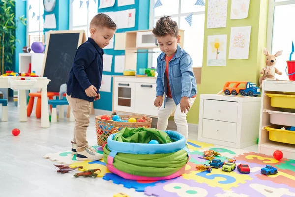 Liebenswerte Jungen Mit Entspanntem Gesichtsausdruck Spielen Kindergarten — Stockfoto