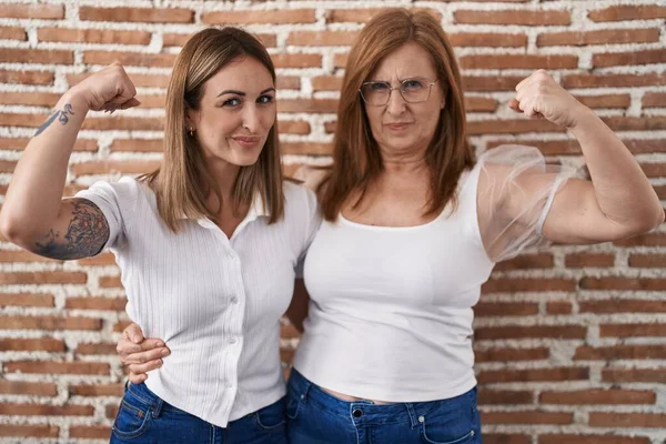 티셔츠를 스페인의 어머니와 자신감 스러운 근육을 사람이다 — 스톡 사진